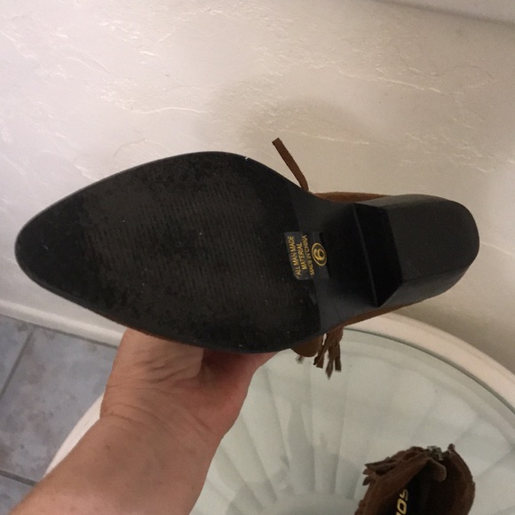 SODA Women’s Fringe Ankle Booties. Size 6 - Picture 10 of 11